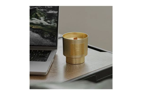 Κερί Σόγιας Σε Μεταλλικό Χρυσό Βάζο με ’Αρωμα Amber & Tobacco 210gr